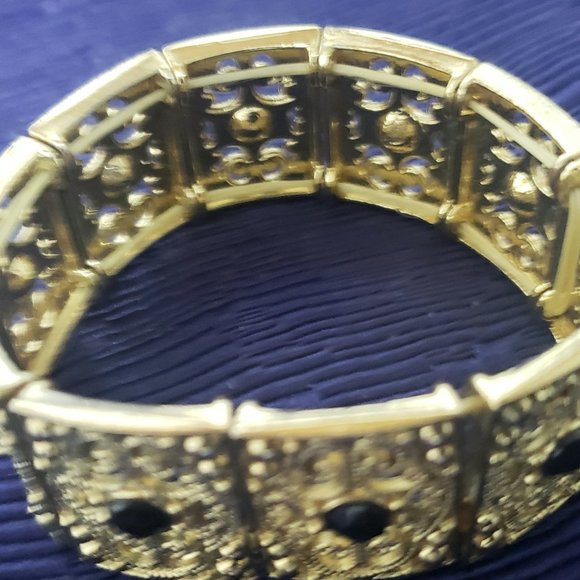 VINTAGE FAUX BLACK STAR SAPPHIRE GOLD STRETCH BRACELET - Picture 2 of 7